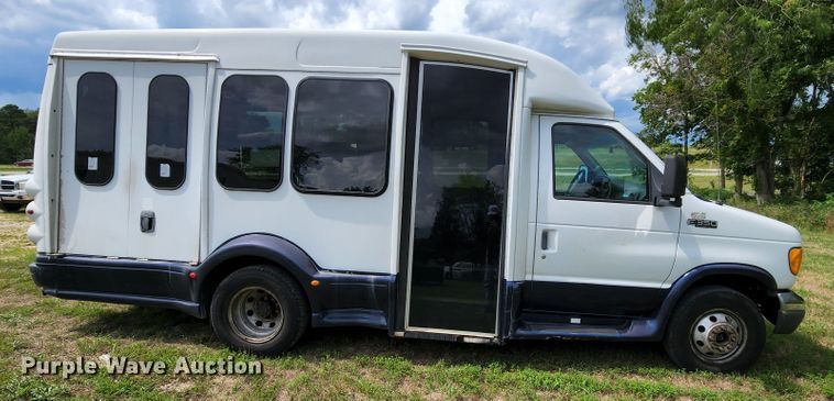 image for item MK9089 2005 Ford E350 Super Duty  shuttle bus