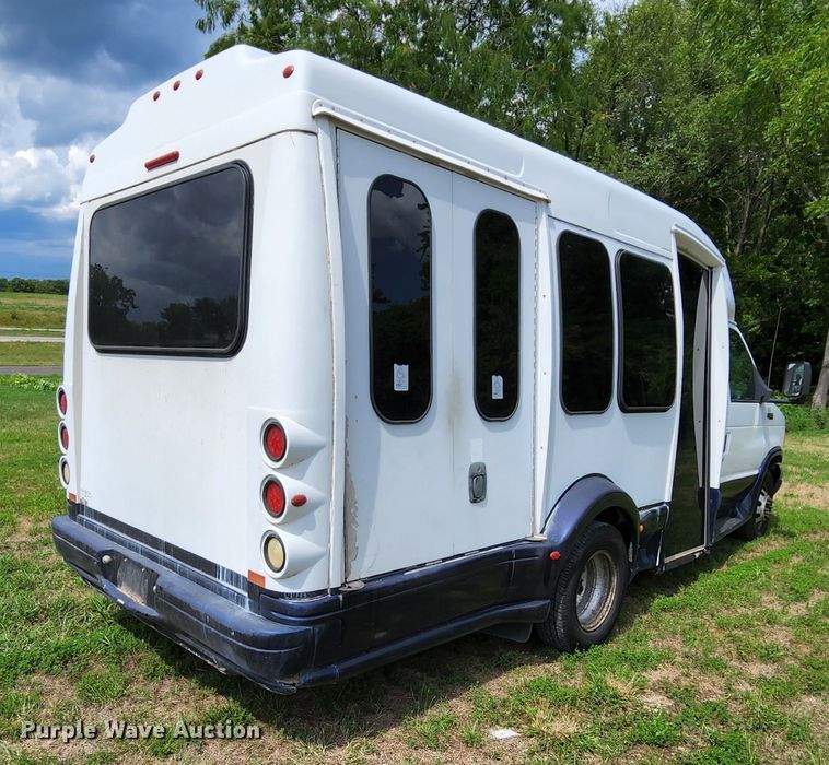 image for item MK9089 2005 Ford E350 Super Duty  shuttle bus