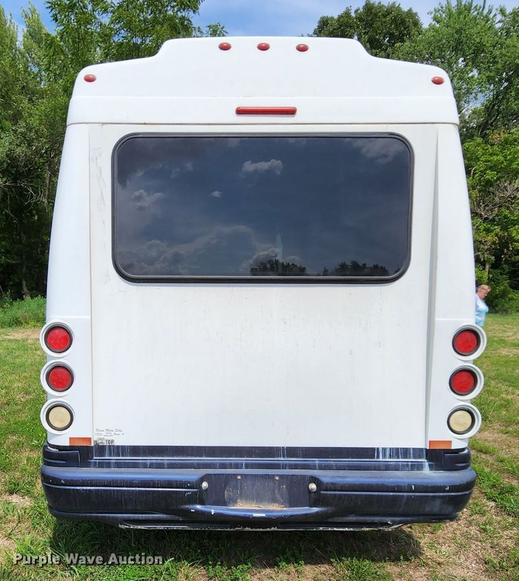 image for item MK9089 2005 Ford E350 Super Duty  shuttle bus