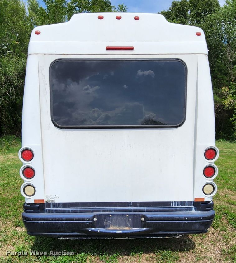 image for item MK9089 2005 Ford E350 Super Duty  shuttle bus