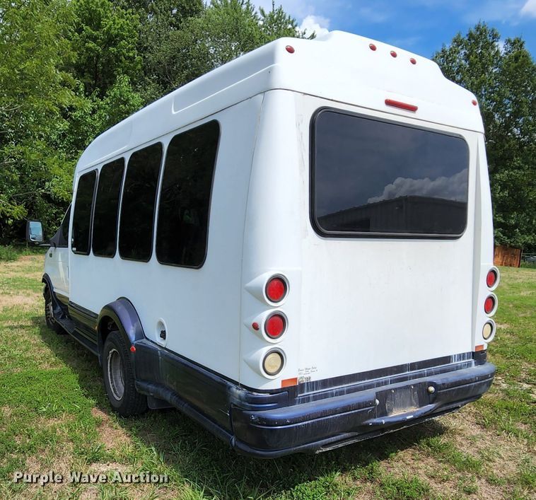 image for item MK9089 2005 Ford E350 Super Duty  shuttle bus