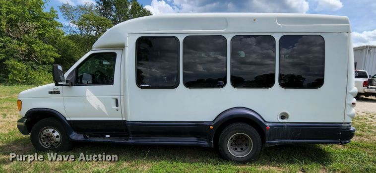 image for item MK9089 2005 Ford E350 Super Duty  shuttle bus