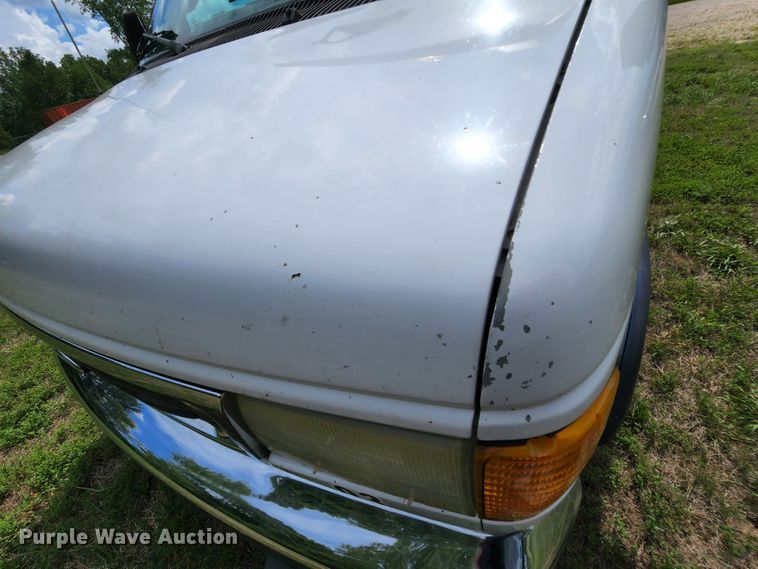 image for item MK9089 2005 Ford E350 Super Duty  shuttle bus