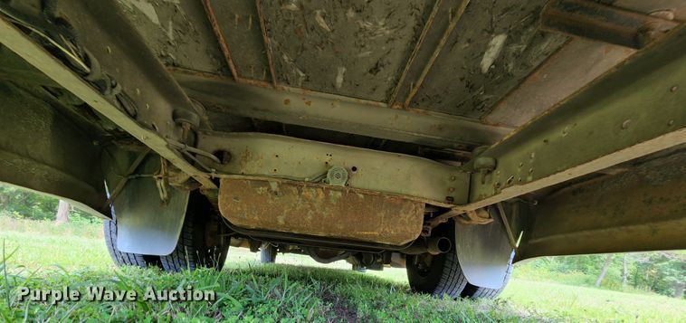 image for item MK9089 2005 Ford E350 Super Duty  shuttle bus