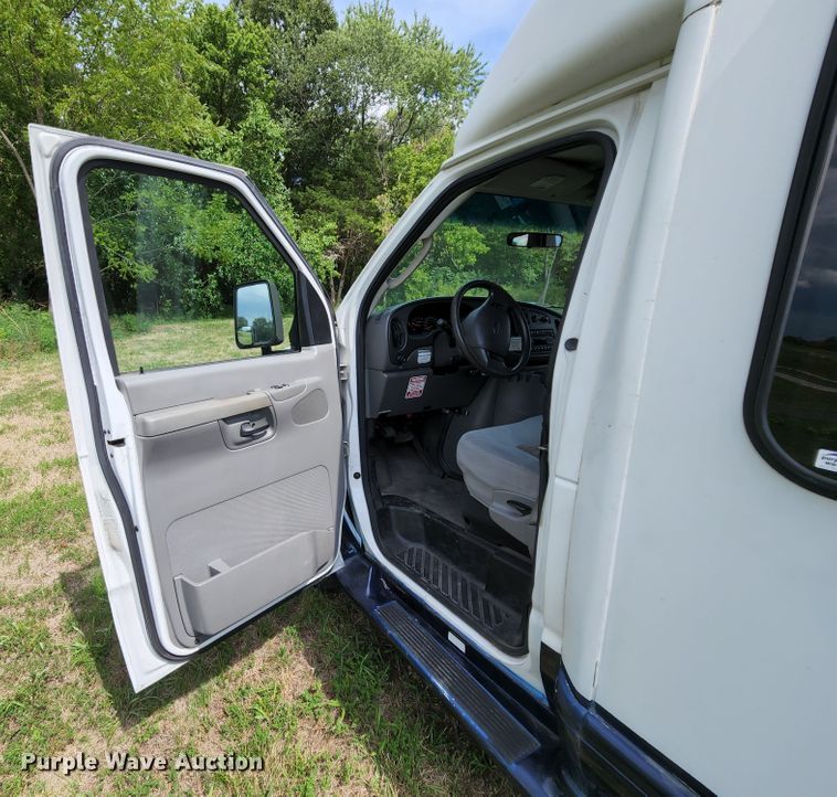 image for item MK9089 2005 Ford E350 Super Duty  shuttle bus