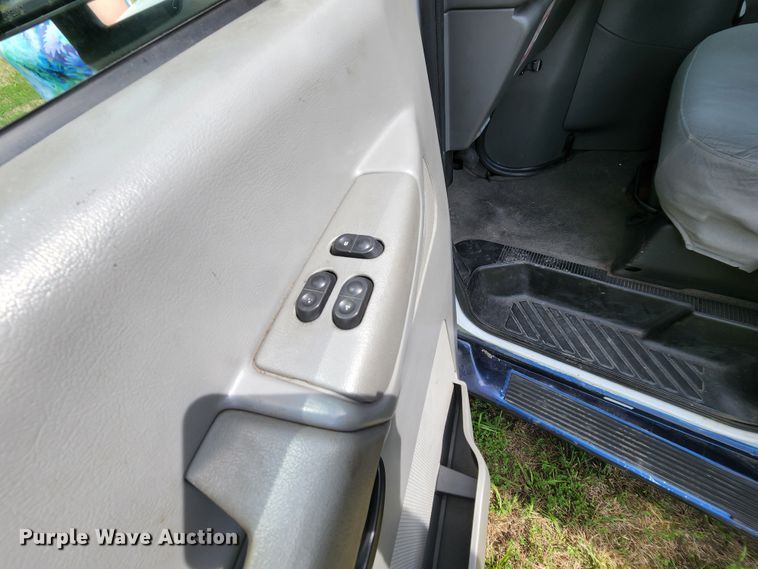 image for item MK9089 2005 Ford E350 Super Duty  shuttle bus