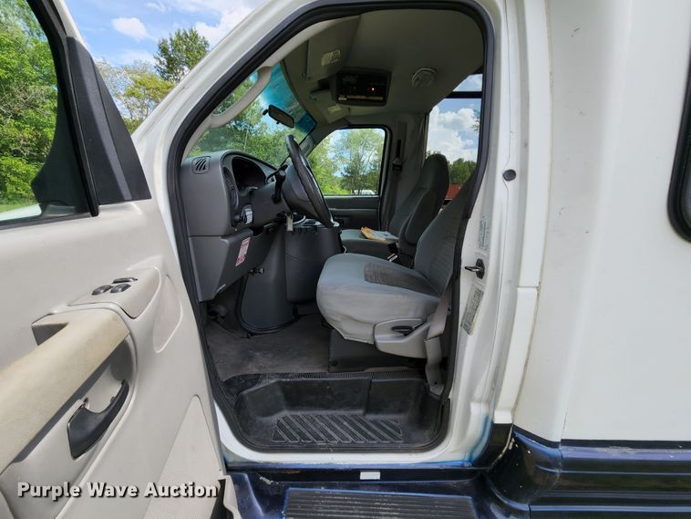 image for item MK9089 2005 Ford E350 Super Duty  shuttle bus