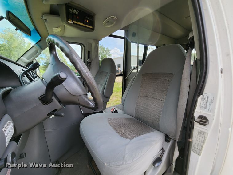 image for item MK9089 2005 Ford E350 Super Duty  shuttle bus