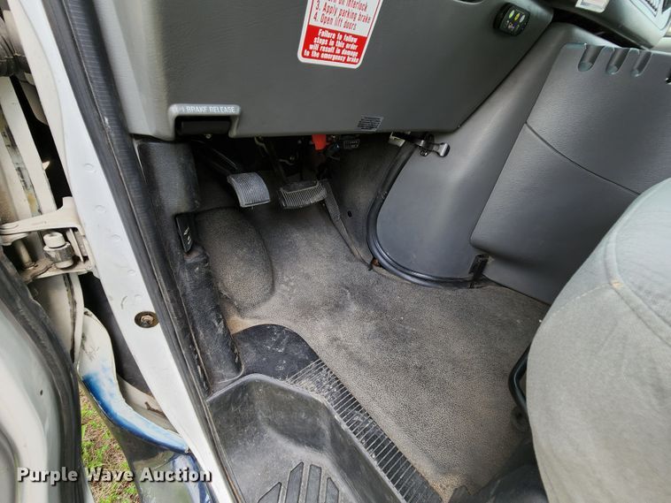 image for item MK9089 2005 Ford E350 Super Duty  shuttle bus