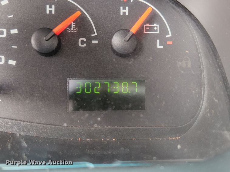 image for item MK9089 2005 Ford E350 Super Duty  shuttle bus