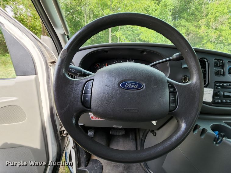 image for item MK9089 2005 Ford E350 Super Duty  shuttle bus