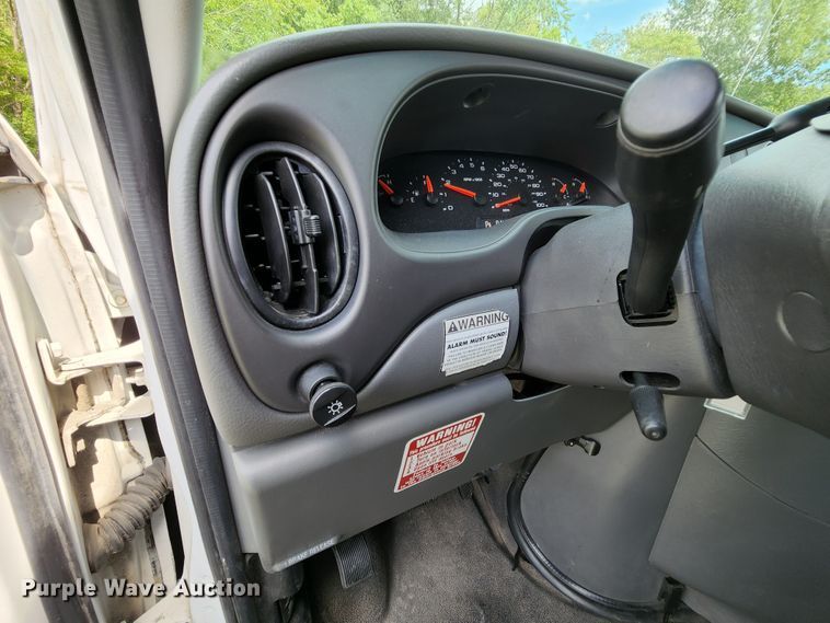 image for item MK9089 2005 Ford E350 Super Duty  shuttle bus