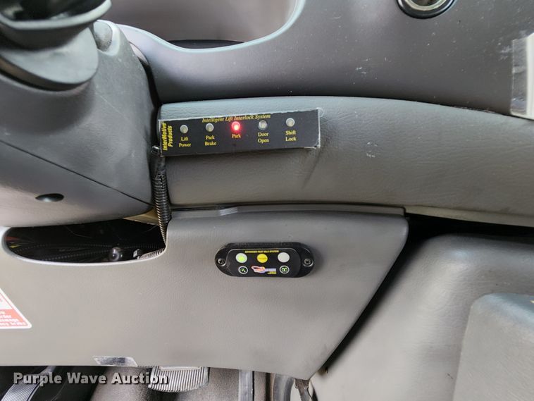 image for item MK9089 2005 Ford E350 Super Duty  shuttle bus