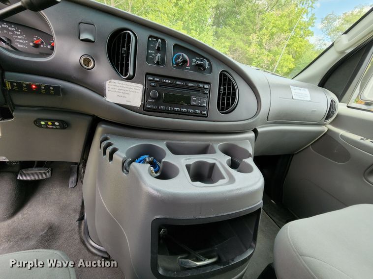 image for item MK9089 2005 Ford E350 Super Duty  shuttle bus