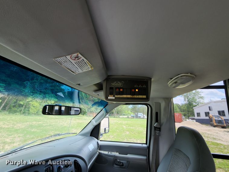 image for item MK9089 2005 Ford E350 Super Duty  shuttle bus