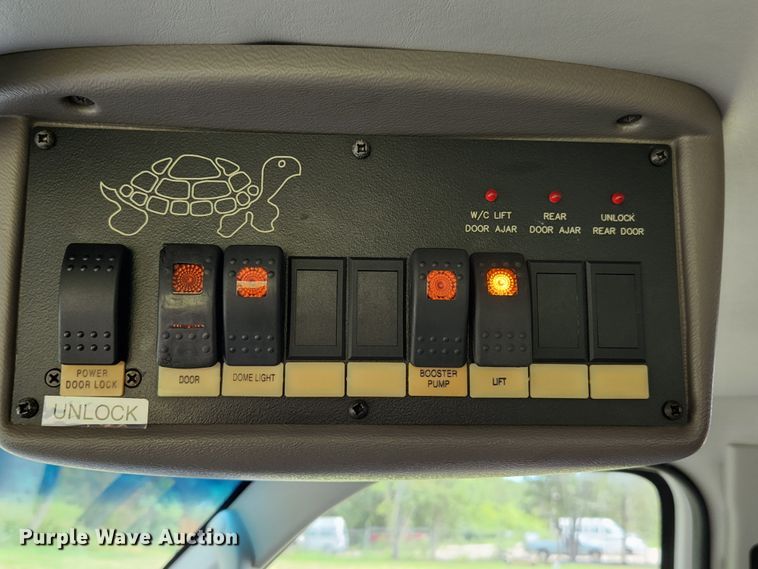 image for item MK9089 2005 Ford E350 Super Duty  shuttle bus