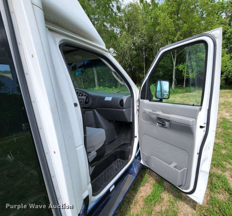 image for item MK9089 2005 Ford E350 Super Duty  shuttle bus