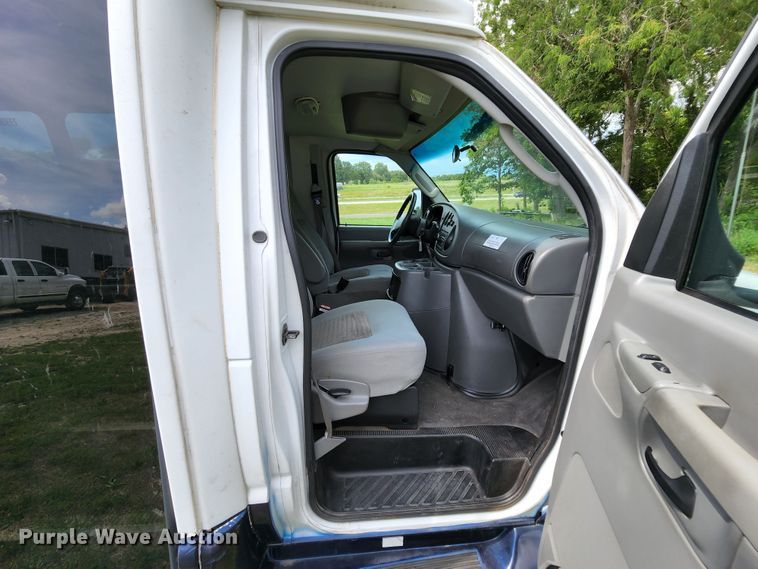 image for item MK9089 2005 Ford E350 Super Duty  shuttle bus