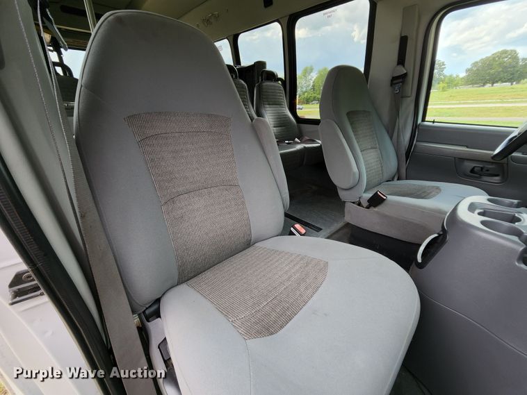 image for item MK9089 2005 Ford E350 Super Duty  shuttle bus