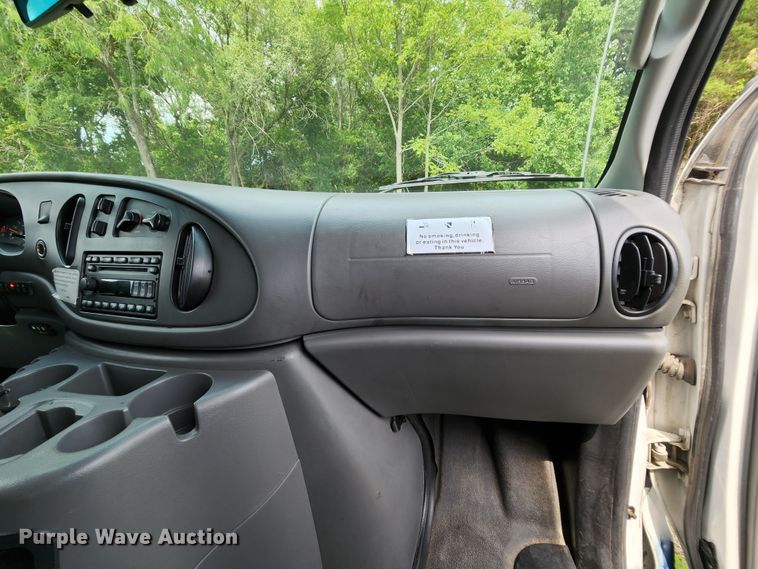 image for item MK9089 2005 Ford E350 Super Duty  shuttle bus