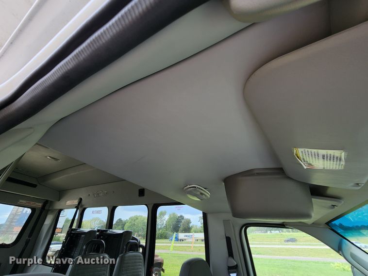 image for item MK9089 2005 Ford E350 Super Duty  shuttle bus