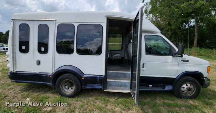 image for item MK9089 2005 Ford E350 Super Duty  shuttle bus