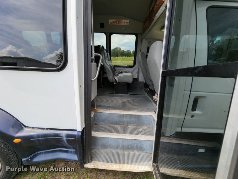 image for item MK9089 2005 Ford E350 Super Duty  shuttle bus