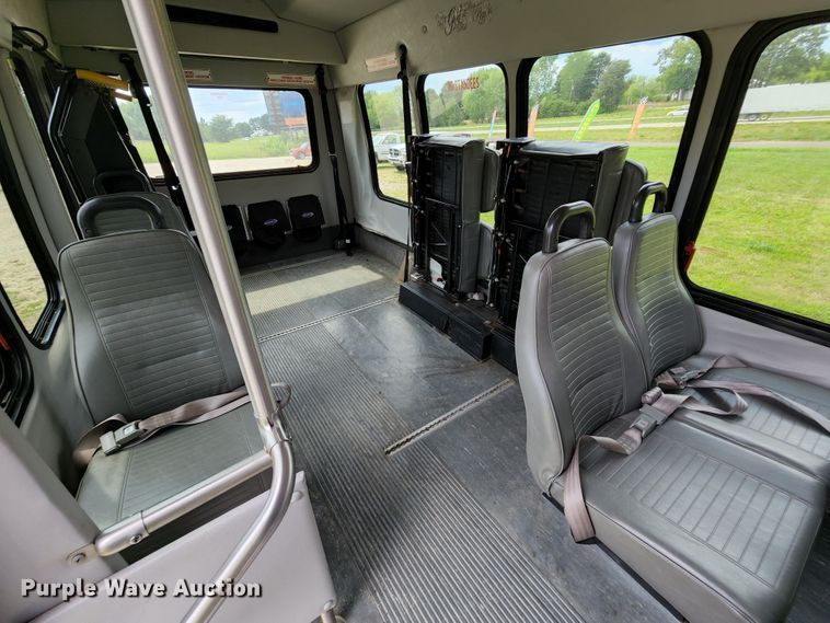 image for item MK9089 2005 Ford E350 Super Duty  shuttle bus