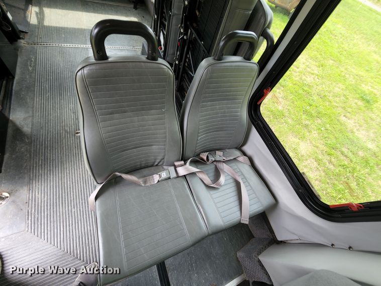 image for item MK9089 2005 Ford E350 Super Duty  shuttle bus