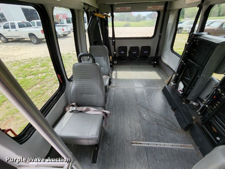 image for item MK9089 2005 Ford E350 Super Duty  shuttle bus