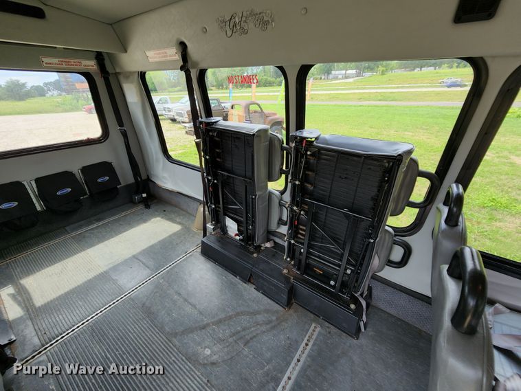 image for item MK9089 2005 Ford E350 Super Duty  shuttle bus