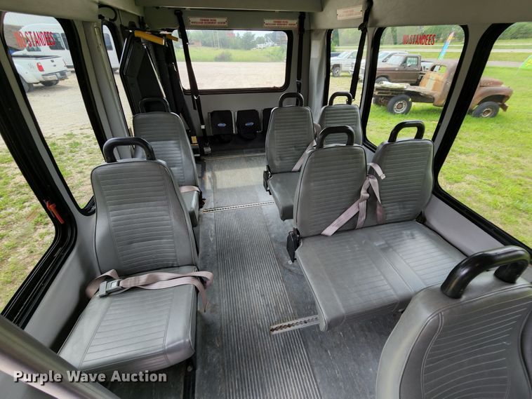 image for item MK9089 2005 Ford E350 Super Duty  shuttle bus