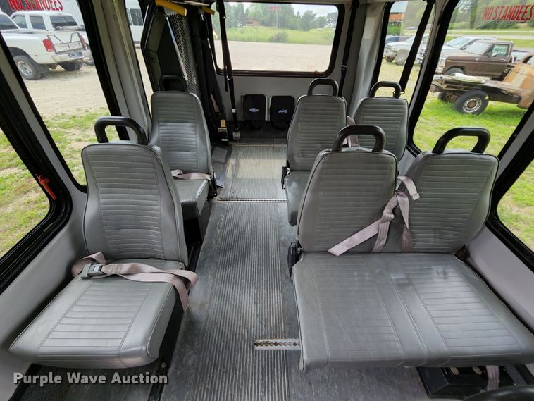 image for item MK9089 2005 Ford E350 Super Duty  shuttle bus