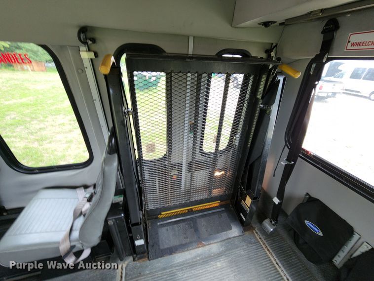 image for item MK9089 2005 Ford E350 Super Duty  shuttle bus