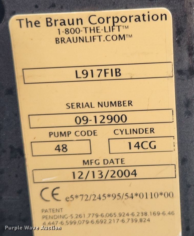 image for item MK9089 2005 Ford E350 Super Duty  shuttle bus