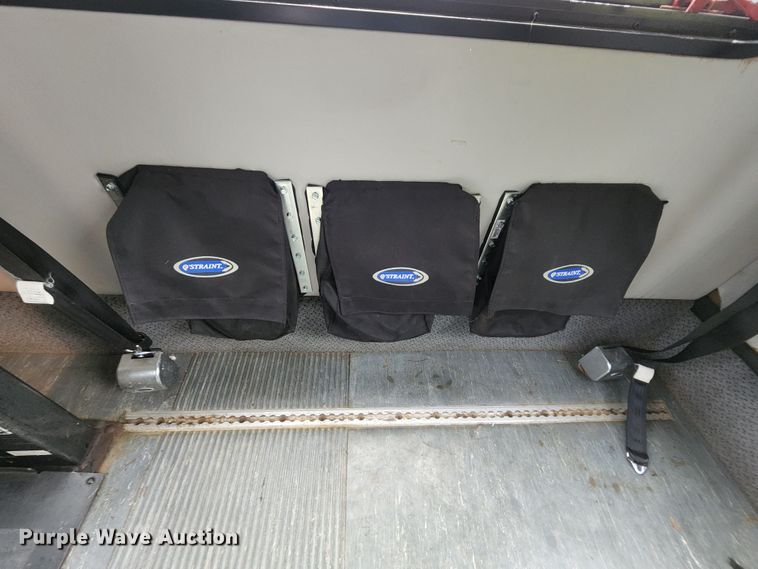 image for item MK9089 2005 Ford E350 Super Duty  shuttle bus