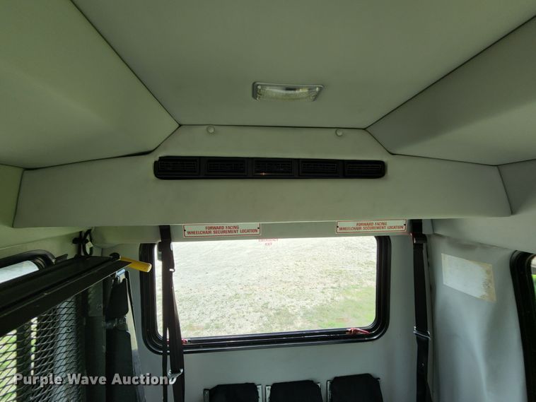 image for item MK9089 2005 Ford E350 Super Duty  shuttle bus