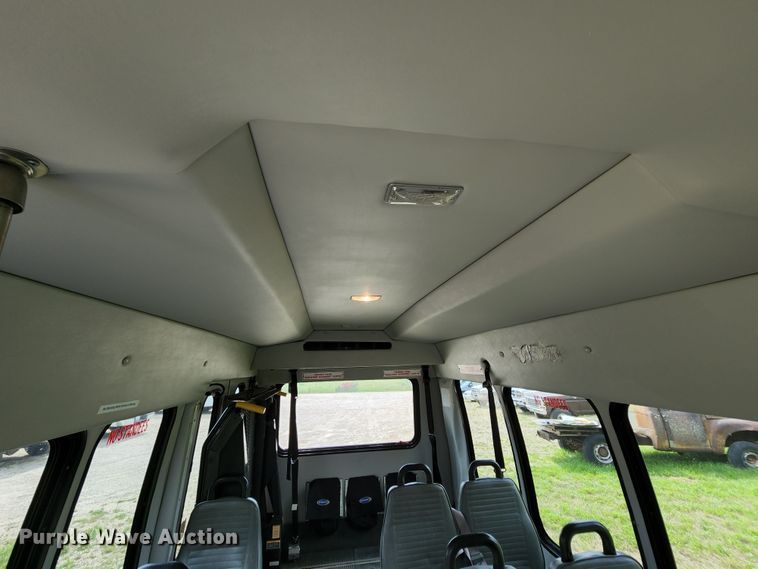 image for item MK9089 2005 Ford E350 Super Duty  shuttle bus