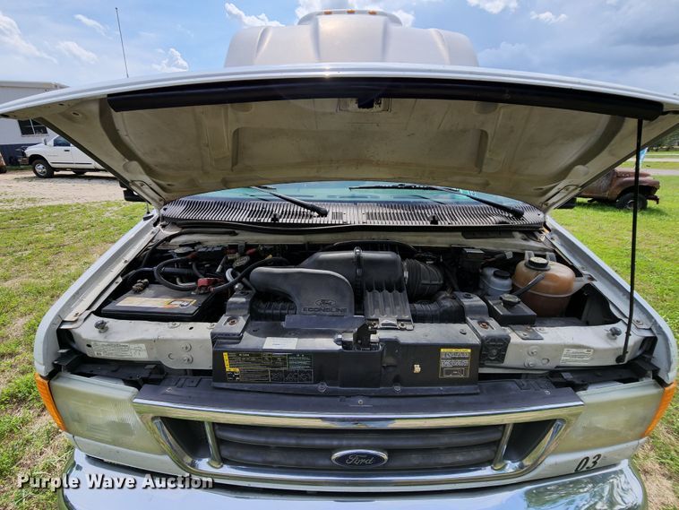 image for item MK9089 2005 Ford E350 Super Duty  shuttle bus