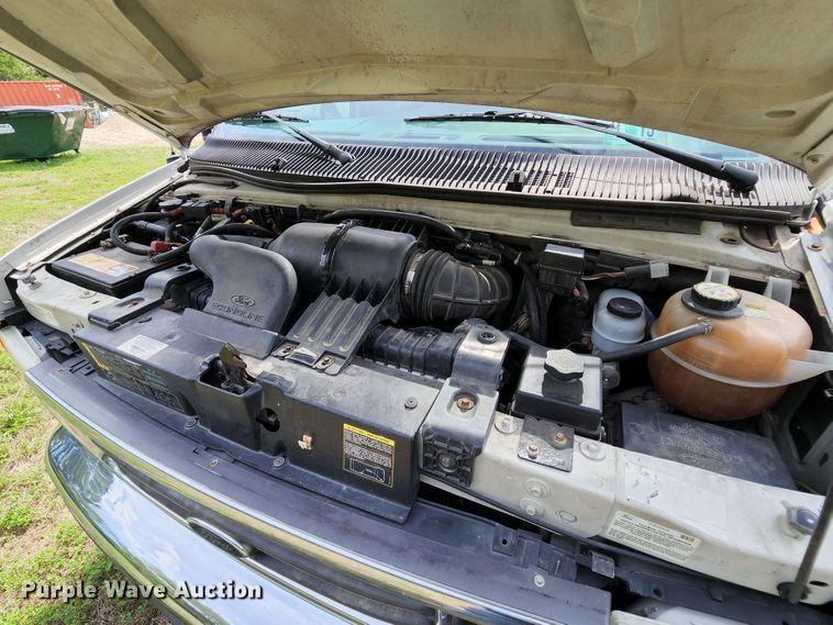 image for item MK9089 2005 Ford E350 Super Duty  shuttle bus