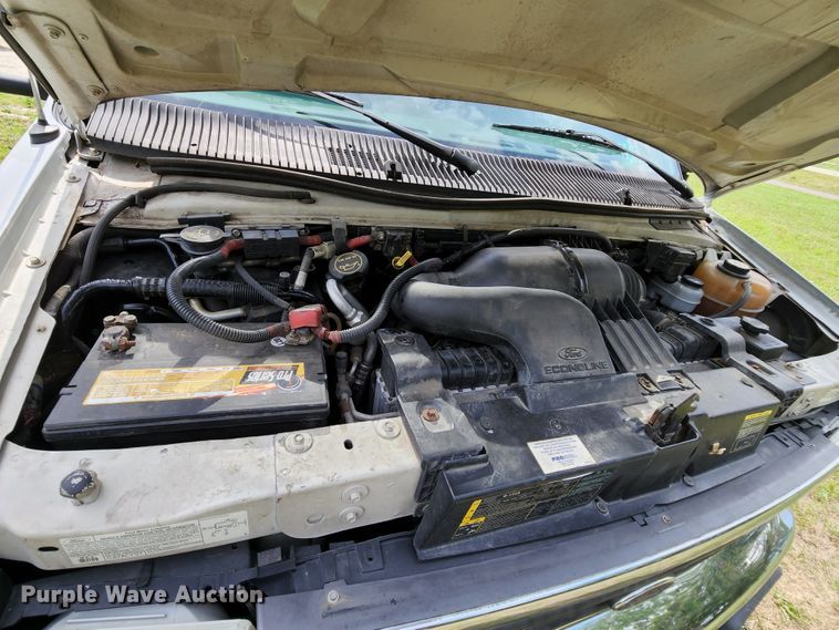 image for item MK9089 2005 Ford E350 Super Duty  shuttle bus