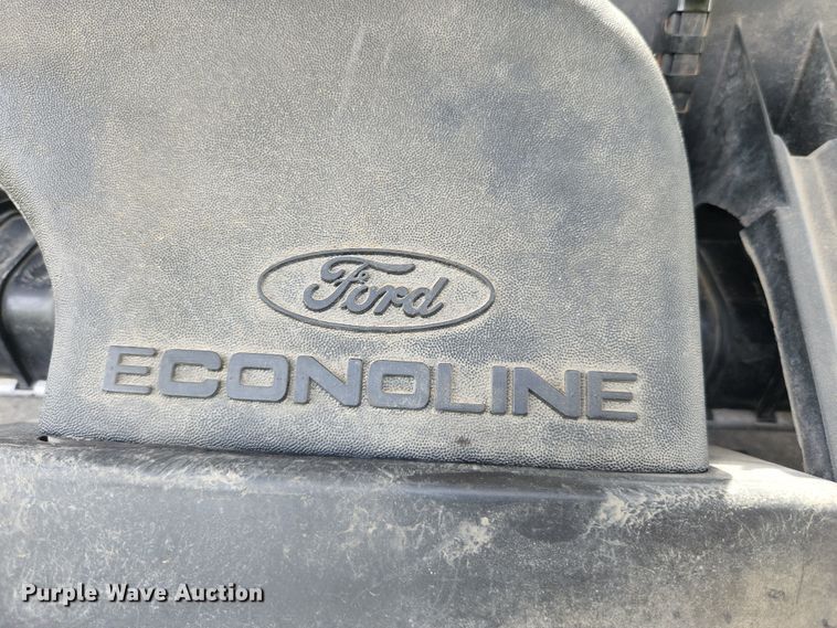 image for item MK9089 2005 Ford E350 Super Duty  shuttle bus