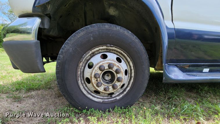 image for item MK9089 2005 Ford E350 Super Duty  shuttle bus