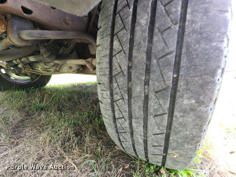 image for item MK9089 2005 Ford E350 Super Duty  shuttle bus