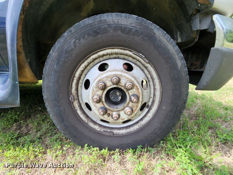 image for item MK9089 2005 Ford E350 Super Duty  shuttle bus