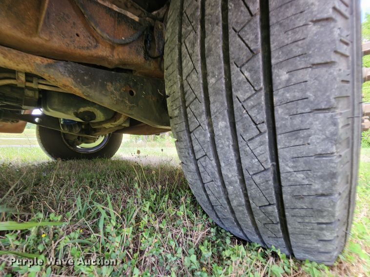 image for item MK9089 2005 Ford E350 Super Duty  shuttle bus