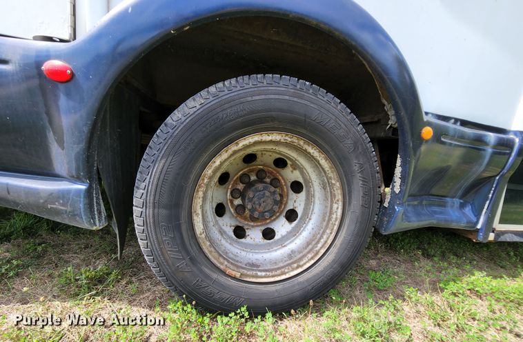 image for item MK9089 2005 Ford E350 Super Duty  shuttle bus