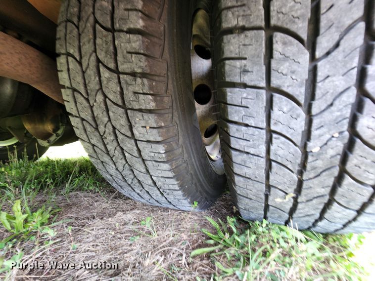 image for item MK9089 2005 Ford E350 Super Duty  shuttle bus