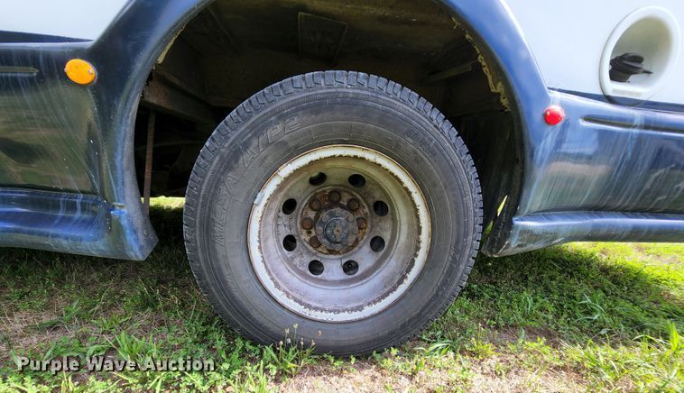 image for item MK9089 2005 Ford E350 Super Duty  shuttle bus