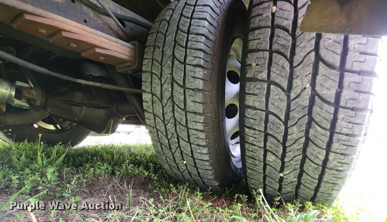 image for item MK9089 2005 Ford E350 Super Duty  shuttle bus